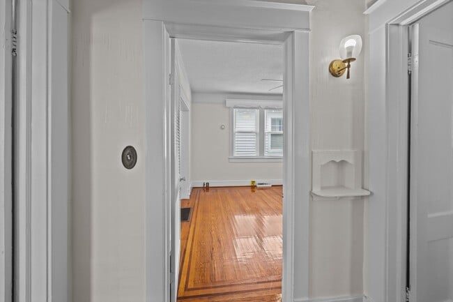 Building Photo - Incredibly Well Maintained & Beautiful Hom...