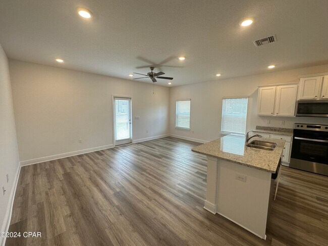 Building Photo - 488 Melrose Wy