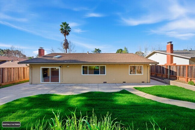 Building Photo - Large Oakland Hills Home With Large Garage/Yard +Laundry Hook-Ups!