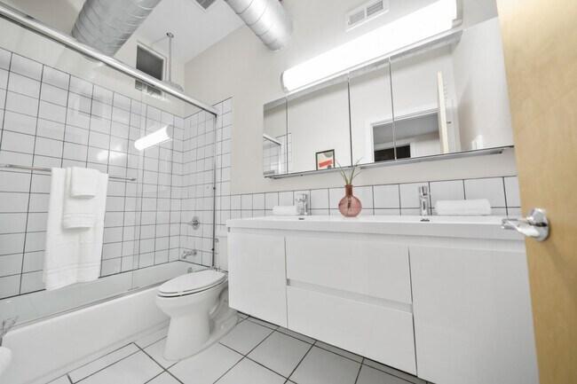 Building Photo - 122 W Elder St