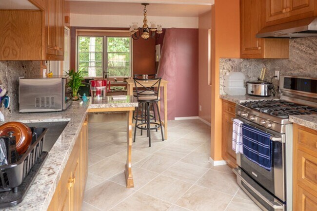 Building Photo - Spacious & Bright 3 Bedroom End Unit Condo in Prime Location