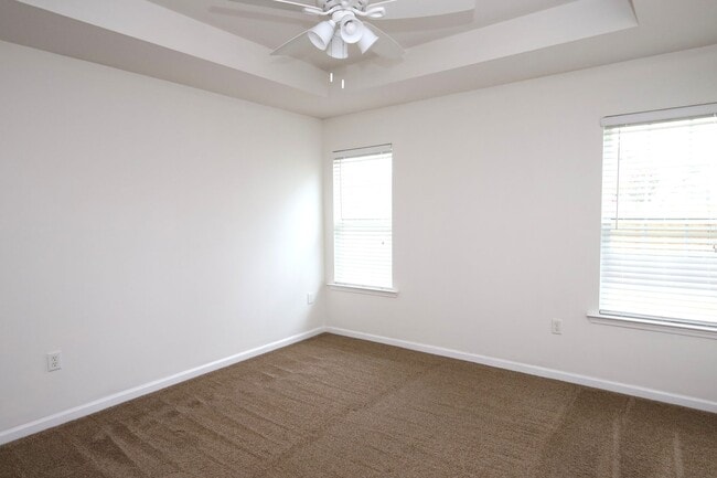 Building Photo - 3658 Linden Cir