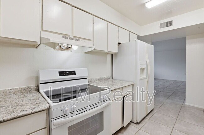 Building Photo - 5321 W Lewis Ave