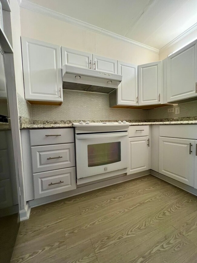 Building Photo - Spacious 1Bed 1Bath 1Parking Stall With La...