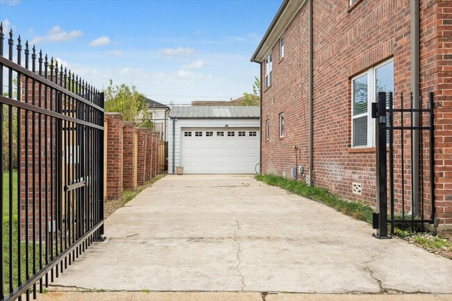 Building Photo - 1909 W Lamar St