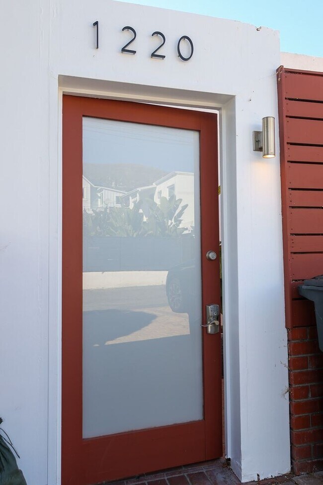 Building Photo - 1220 N Coast Hwy