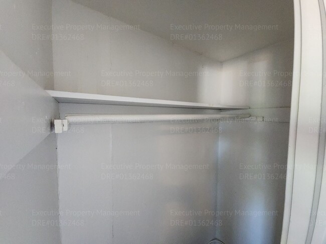 Building Photo - Move in ready. 3 bedrooms/ 1.5 bath, yard,...