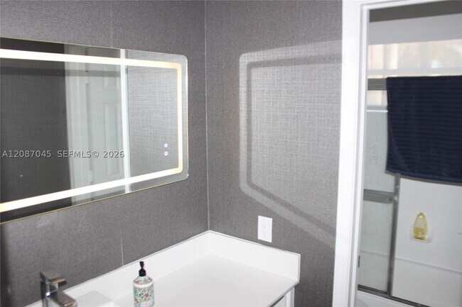 Building Photo - 2568 Jardin Dr