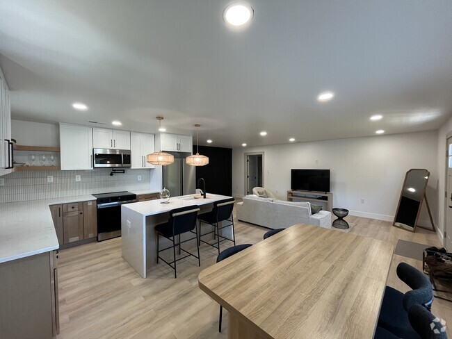 Building Photo - 3020 Bellaire Dr