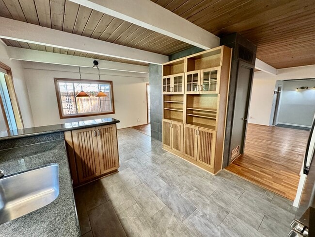 Building Photo - Mid-Century Gem near Meadowbrook Park!