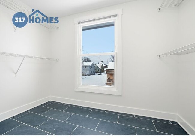 Building Photo - Modern 3 Bedroom Townhome with Skyline Views in Holy Cross