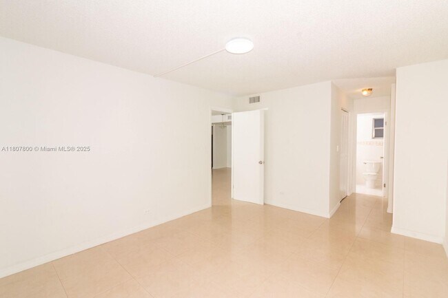 Building Photo - 447 NE 195th St
