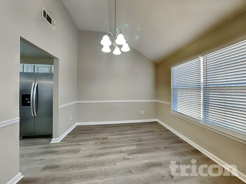 Building Photo - 2135 Mulberry Ln
