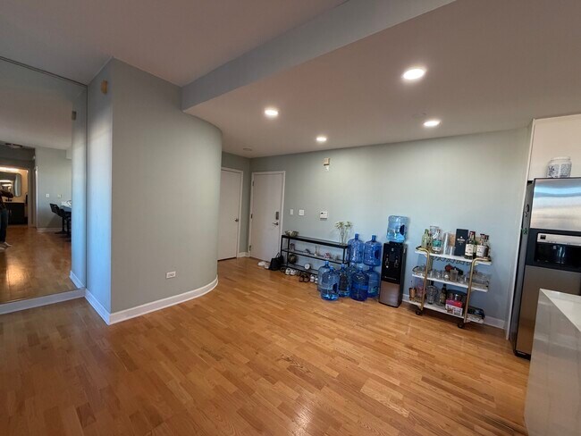 Building Photo - 680 N Green St