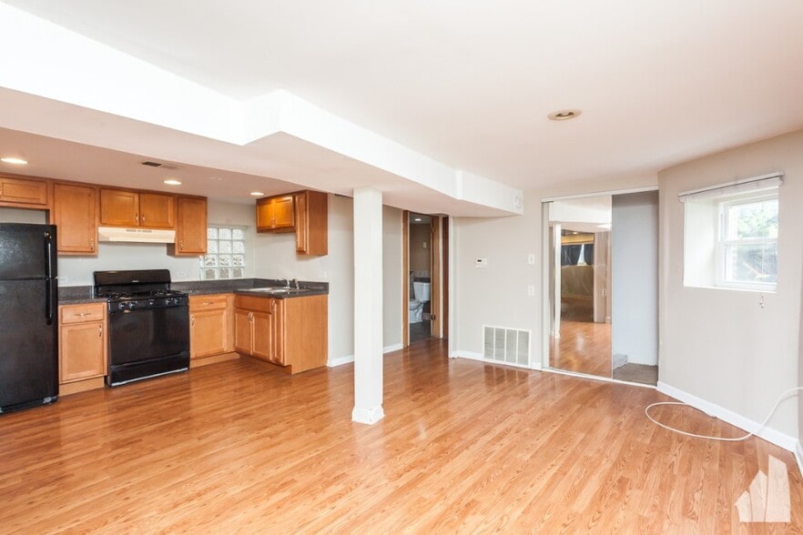 Building Photo - 2436 W Diversey Ave