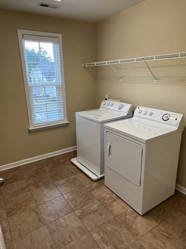 Building Photo - Spacious 4 Bed + Bonus Room Home in Concord