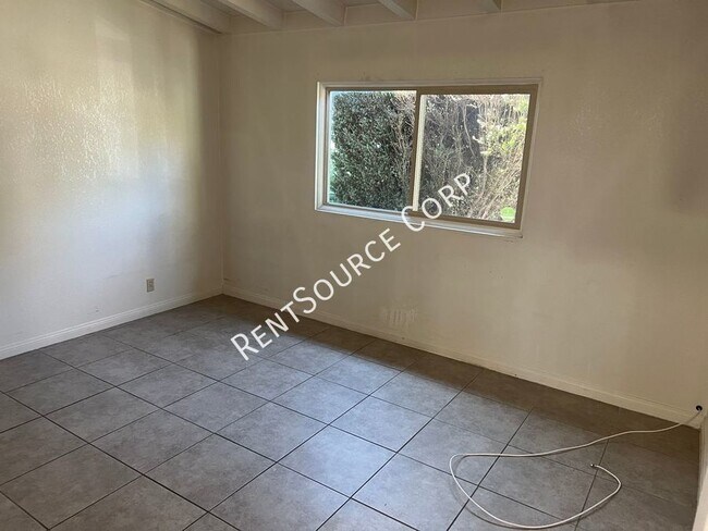 Building Photo - 2 Bedroom Single Story Duplex for Rent in ...