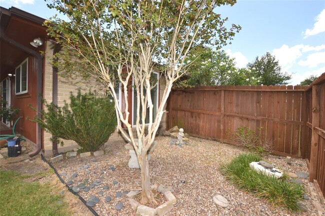 Building Photo - 703 Flower Field Ct