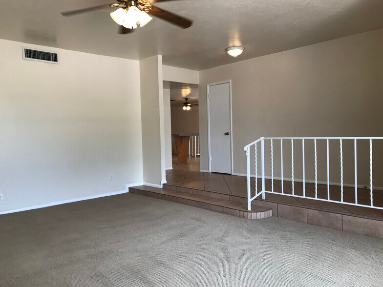 Building Photo - 2107 E Yale Dr