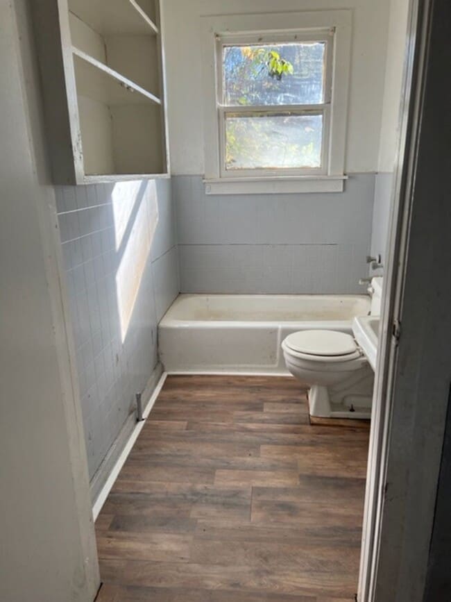 Building Photo - Cute 2 Bedroom House