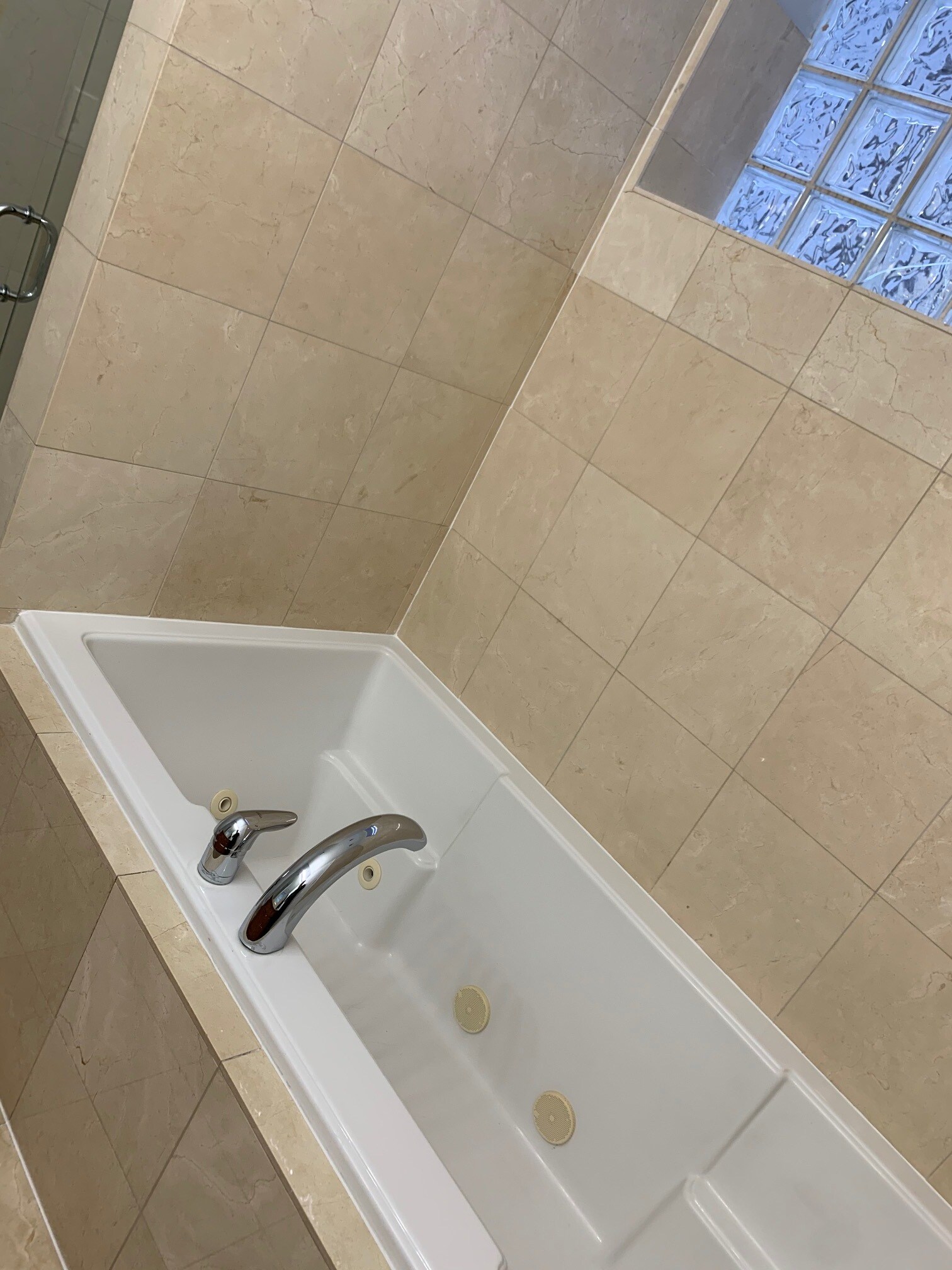 master bath tub & jacuzzi - 2327 S Sawyer Ave