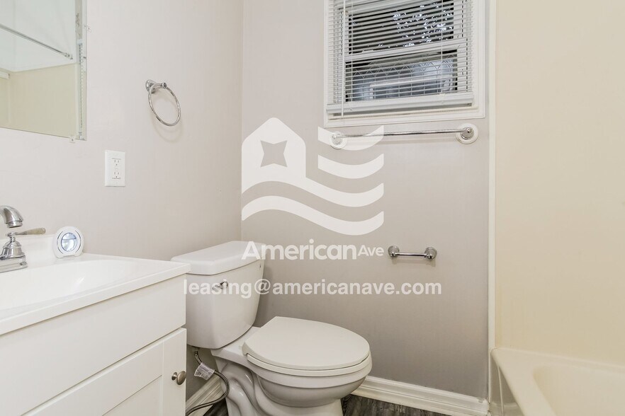 Building Photo - 833 Jefferson St