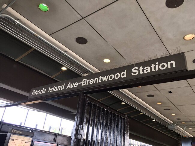 Building Photo - Enchanting Eckington 1 Bedroom Modern Condo w/Washer & Dryer