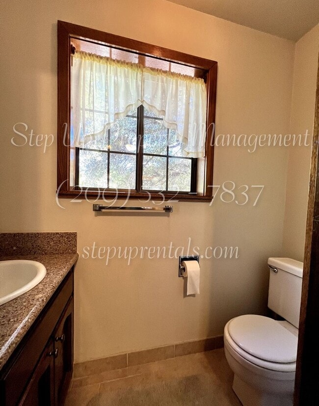 Building Photo - 2 Bedroom 2 Bath Home With Bonus Room off Racetrack!!!!