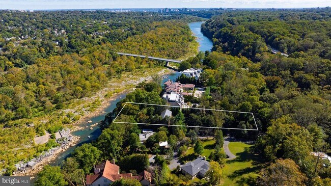 Building Photo - 221 Chain Bridge Rd