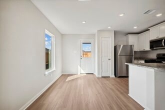 Building Photo - 389 Tejas Trl