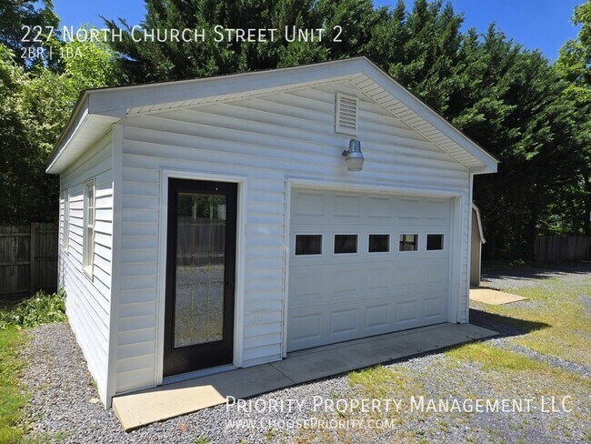 Building Photo - !Coming Soon! 2BR 1BA upstairs duplex, Woo...