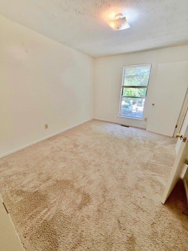 Building Photo - 2 Bedroom Available AUGUST 2026!!