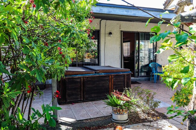 Building Photo - 108 E Campeche St