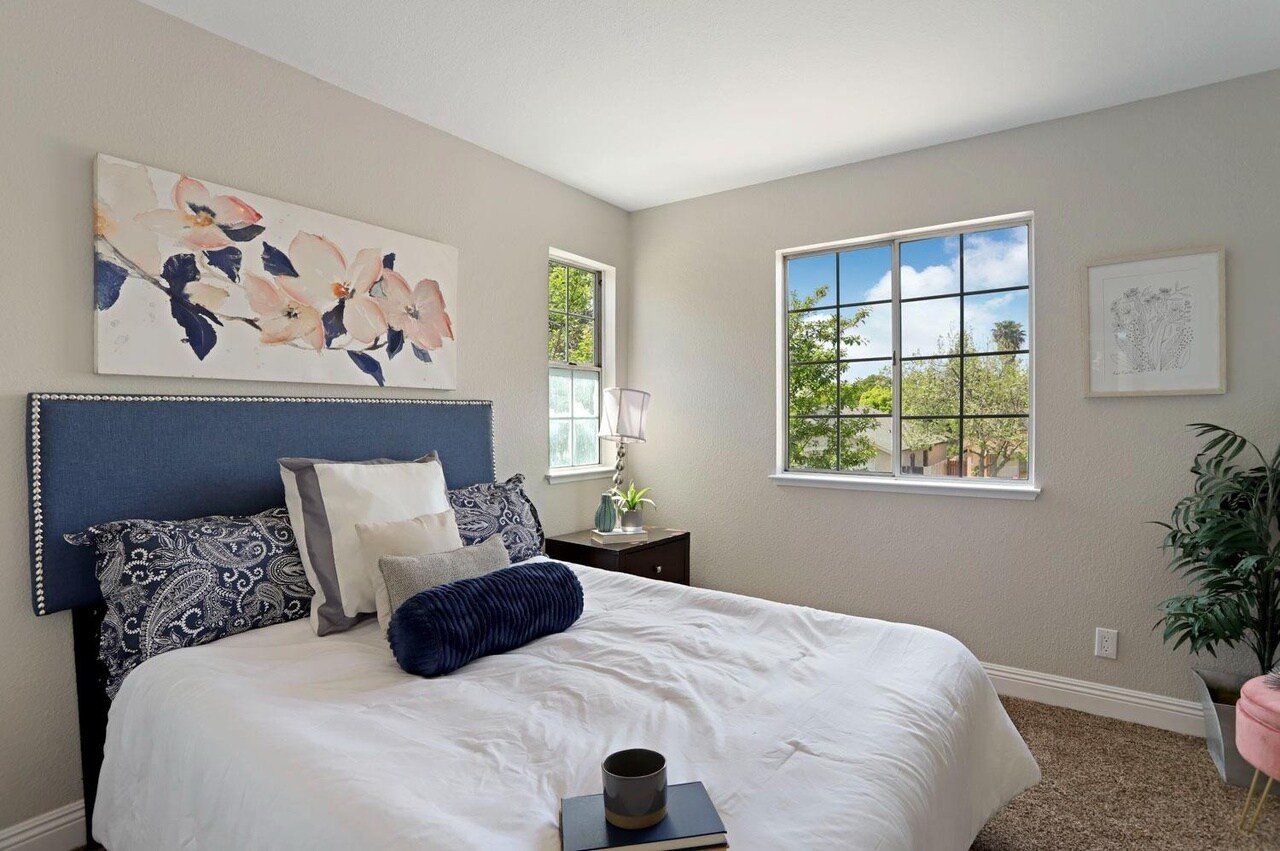 Building Photo - 2056 Middle River Dr