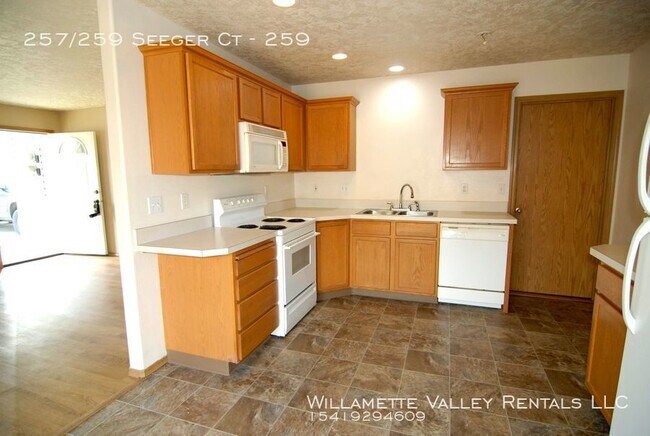 Building Photo - Nice S Salem duplex