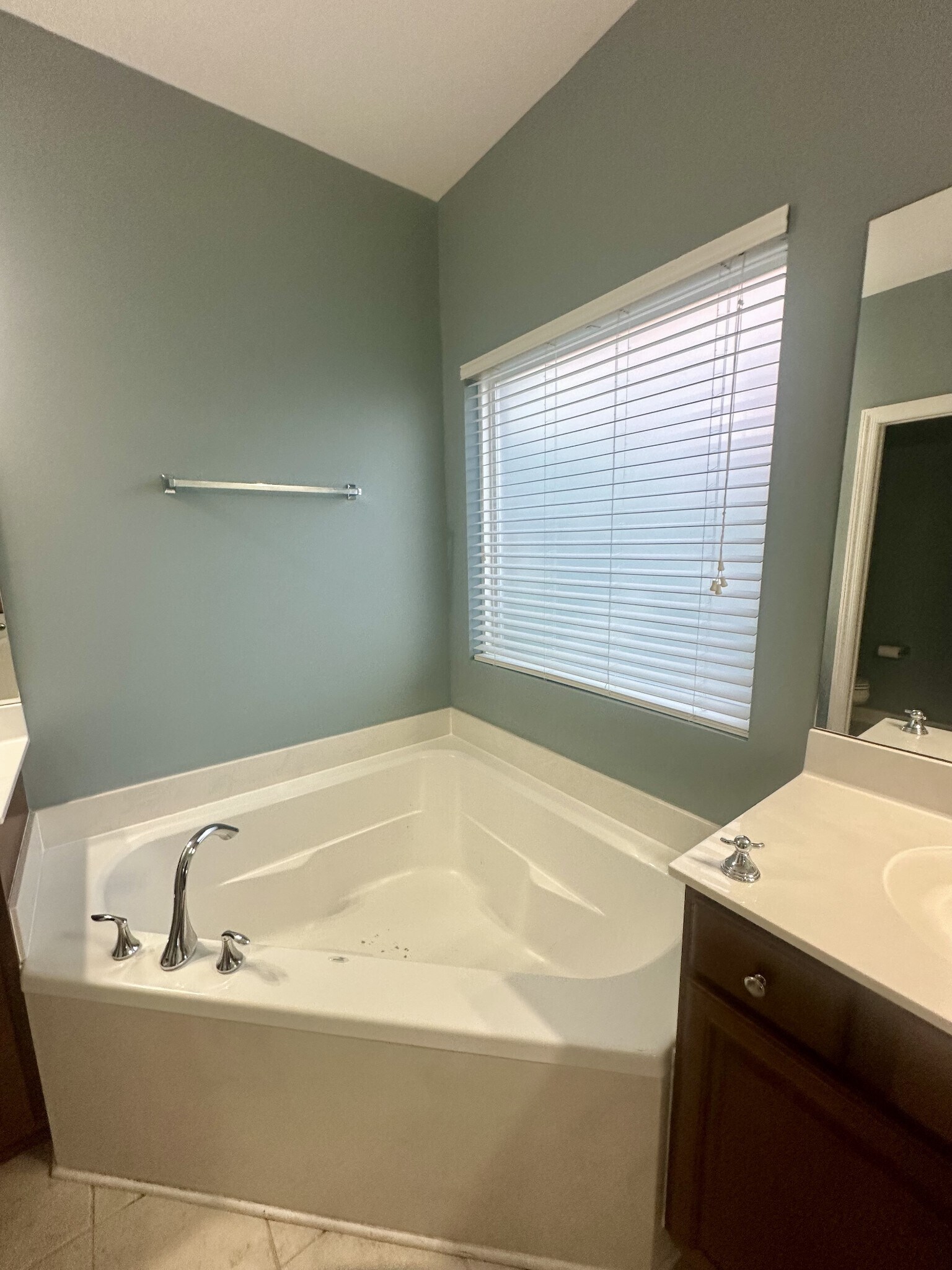 Building Photo - 402 Valley Spring Dr
