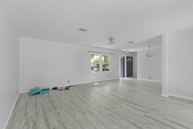 Building Photo - Beautiful 3-Bedroom Home with Pool in Tarzana!