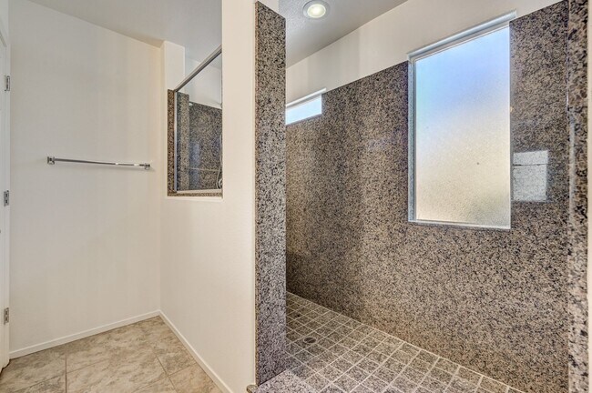 Building Photo - Exquisite Townhome - Life of luxury