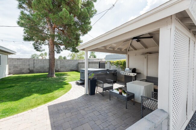 Building Photo - 2237 E Hillery Dr