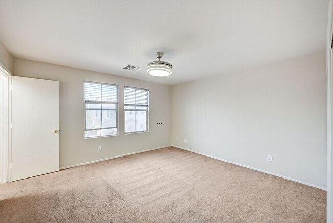 Building Photo - Beautiful 3 Bedroom Home!