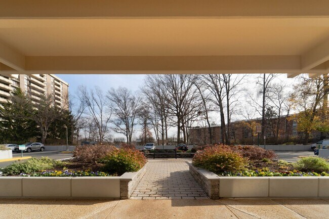 Building Photo - Contemporary 2BR/2BA Corner Condo at The Encore of McLean