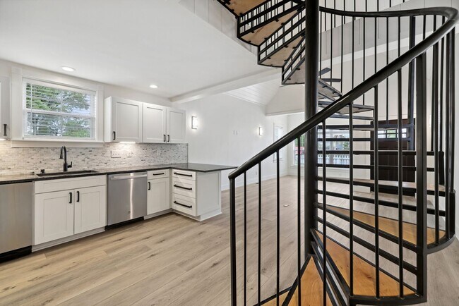 Building Photo - Charming Renovated 1900s Home with Modern Flair – Nashville, TN 37210 FOR LEASE