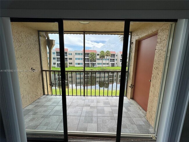 Building Photo - 150 Lakeview Dr
