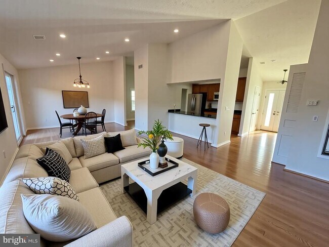 Building Photo - 10293 Woodmont Ct