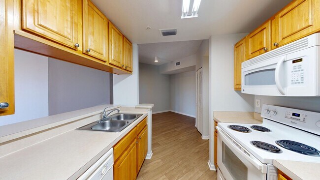 Building Photo - Nice 2 bedroom, 2 bathroom condo in the he...