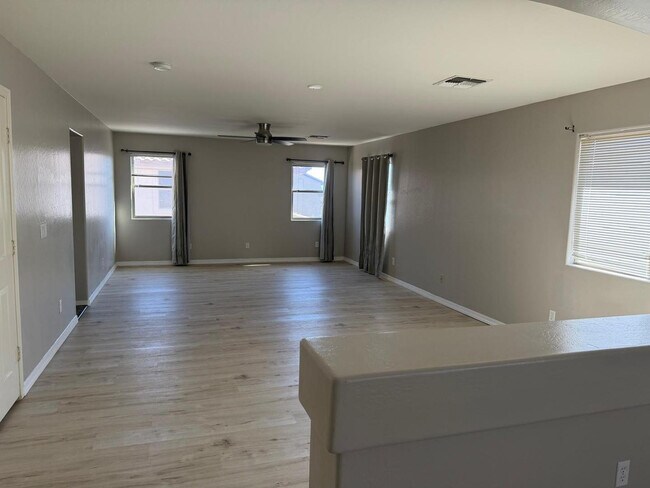 Building Photo - 5460 S Scott Pl