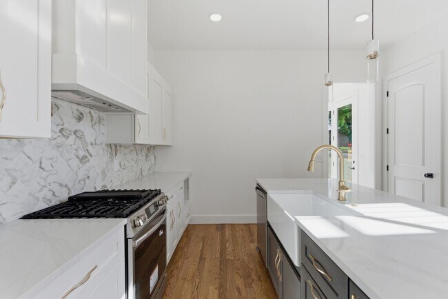 Building Photo - Stunning 4 bedroom East Nashville New Construction