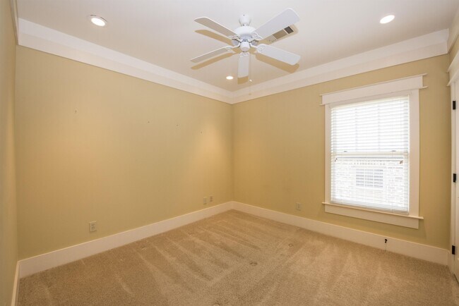 Building Photo - 987 Starr Ct