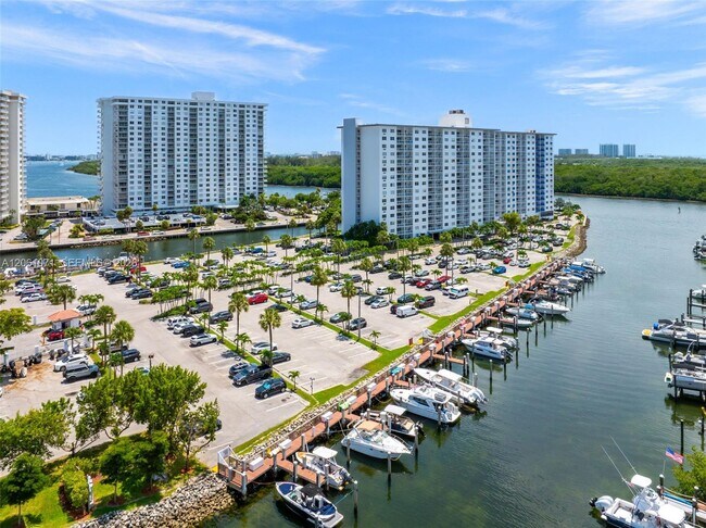 Building Photo - 400 Kings Point Dr