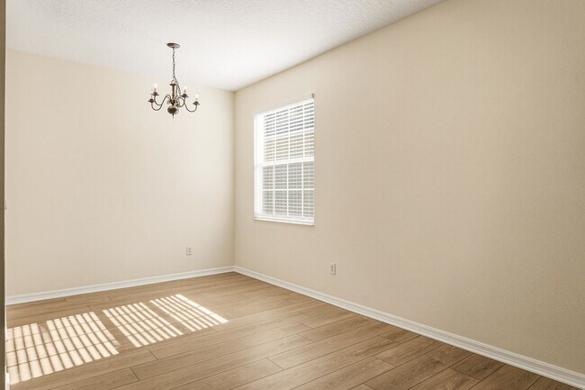 Building Photo - Cozy 4/2 Home Nestled in a Gated Community